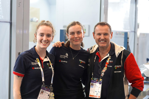 Martine Netland Haagensen fra Marnardal i midten sammen med Heidi Halstadtrø Olsen (ekspert) og Vidar Strande (teknisk delegat).